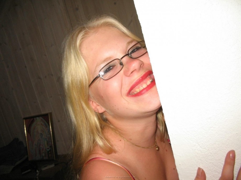 A blond amateur girl pose 