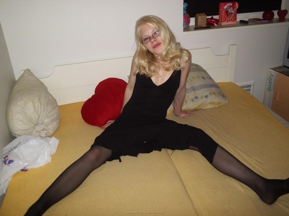 A blond amateur girl pose 