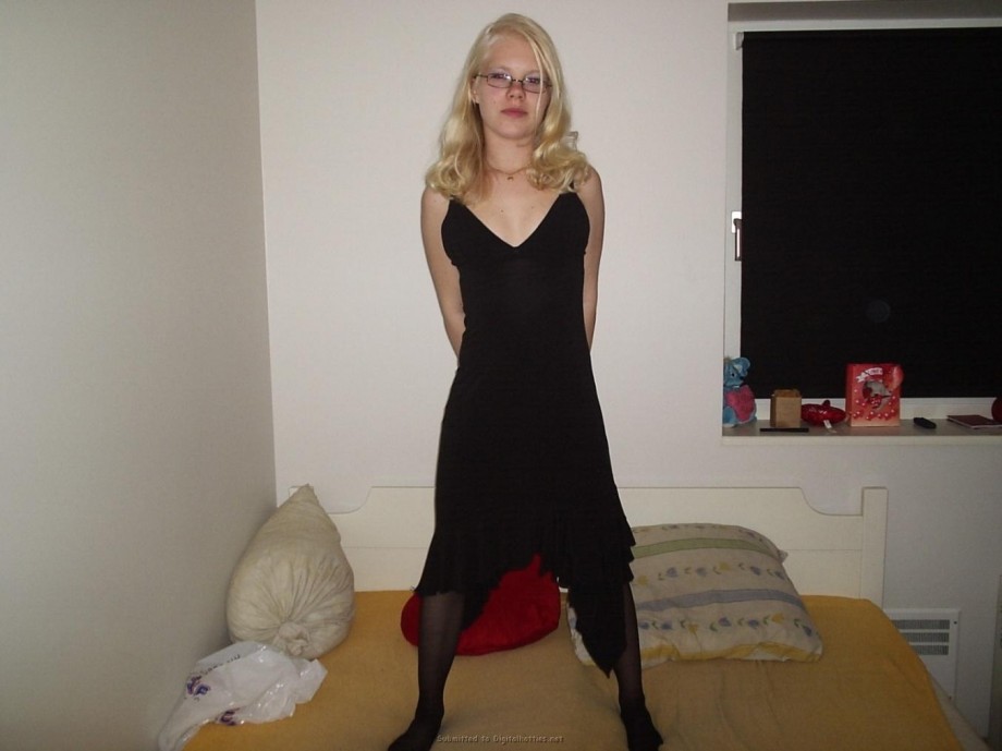 A blond amateur girl pose 