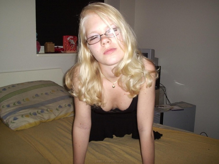A blond amateur girl pose 