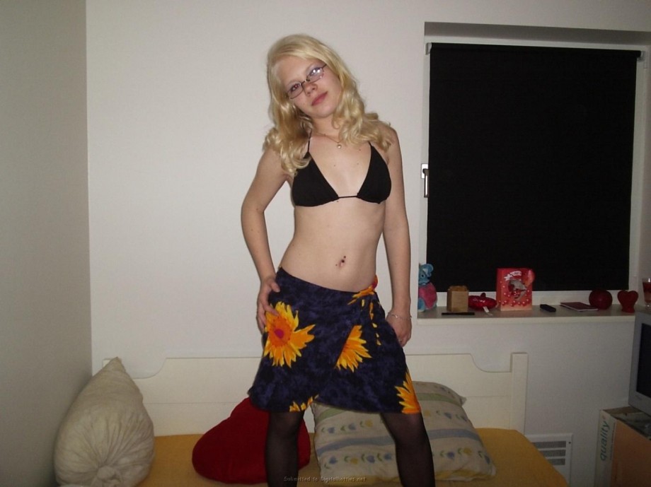 A blond amateur girl pose 