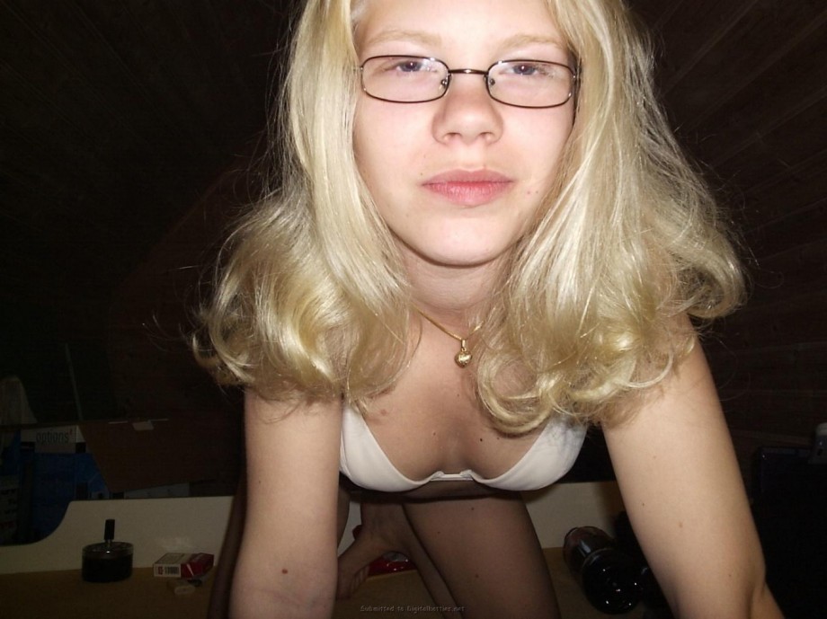 A blond amateur girl pose 