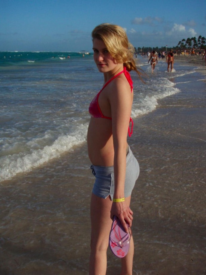 A nice blond amateur - bikini pics 