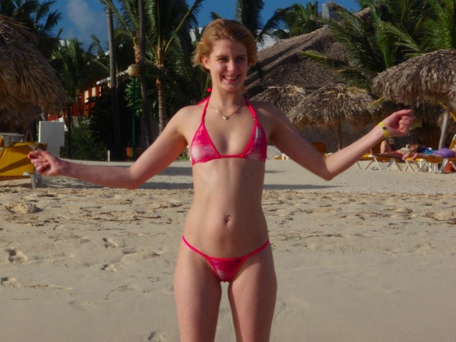 A nice blond amateur - bikini pics 