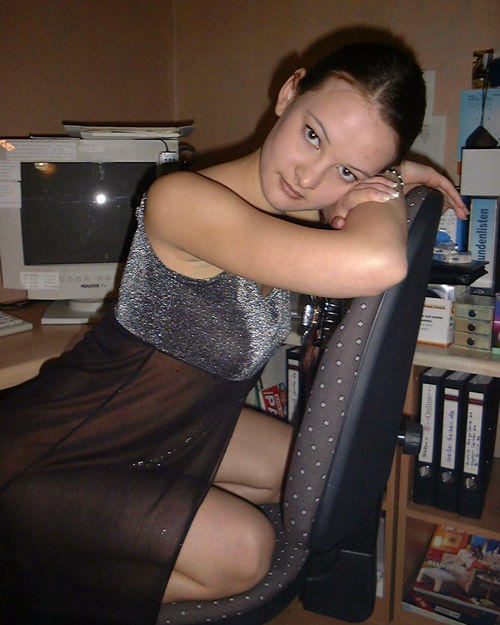 Very nice amateur girl - home pose 