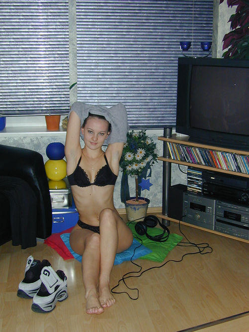 Very nice amateur girl - home pose 