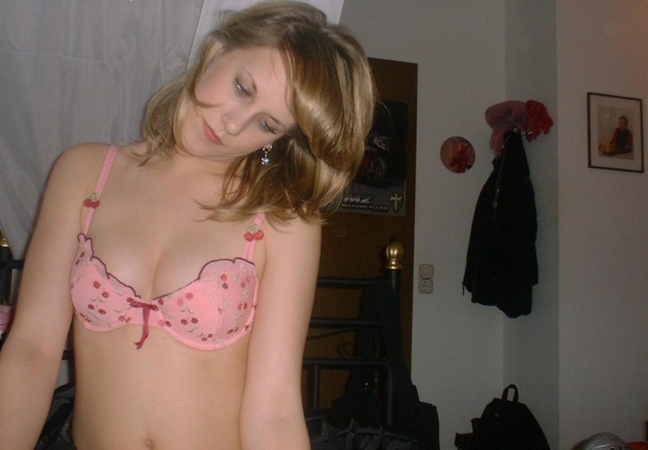 A beautyful blond amateur teen 