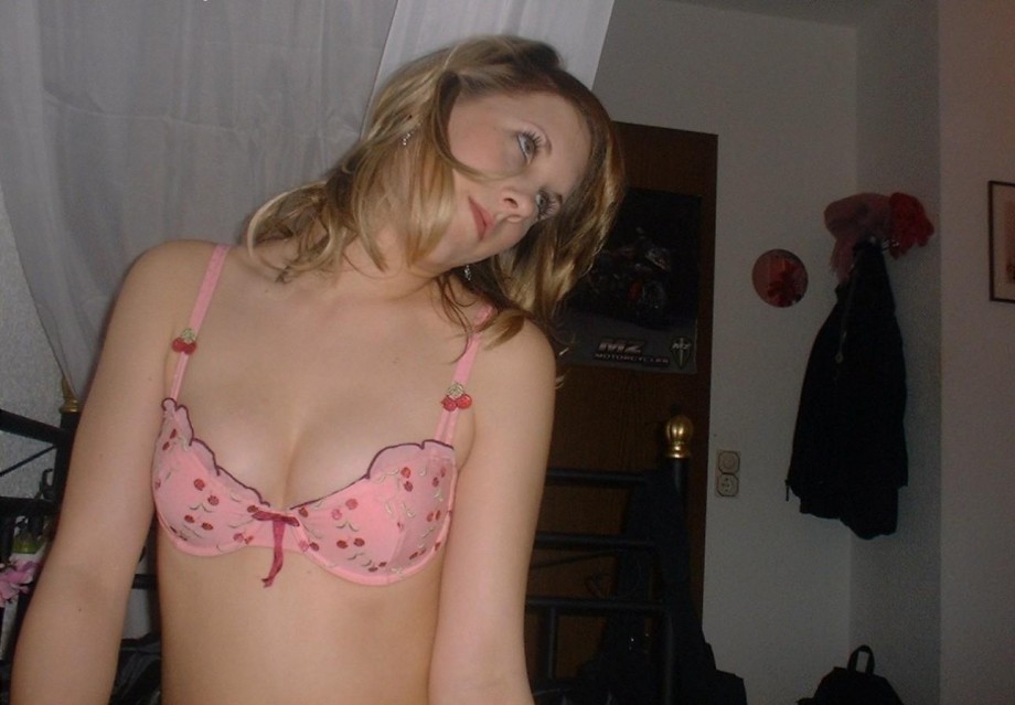 A beautyful blond amateur teen 