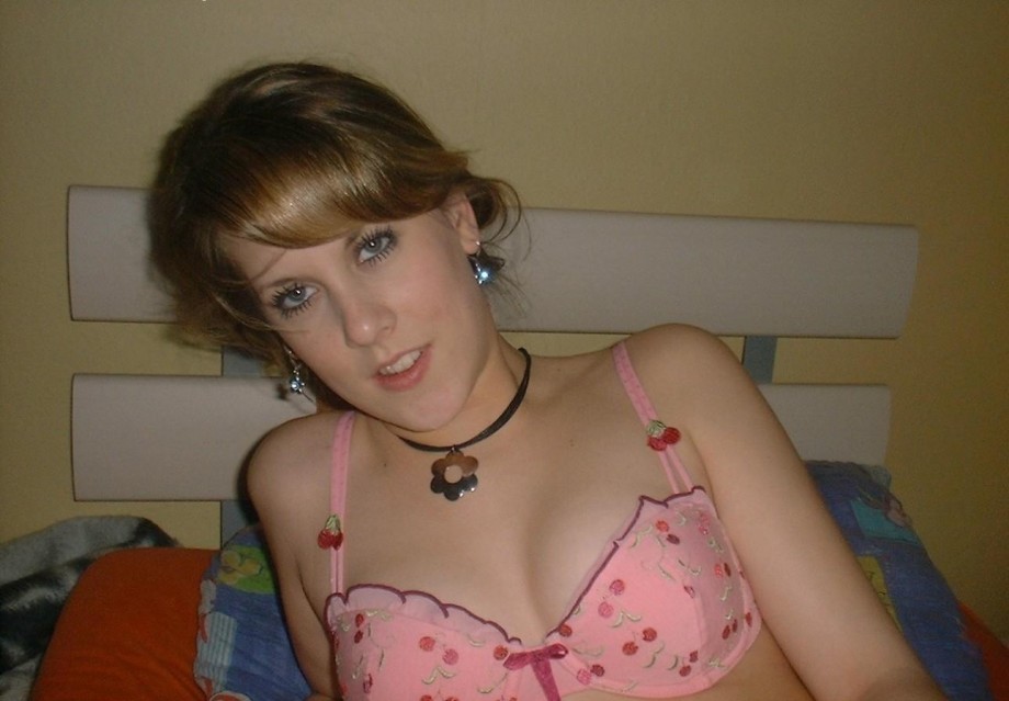 A beautyful blond amateur teen 