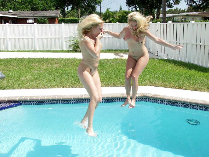 Lesbian swimmingpool party