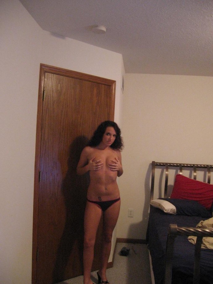 Amateur girlfriend showing skinny pussy