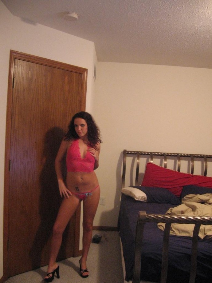 Amateur girlfriend showing skinny pussy