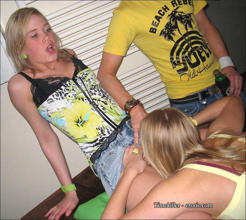 Young and drunk teenagers girls at party m50