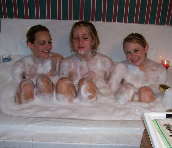 Girls gone wild - group shower 