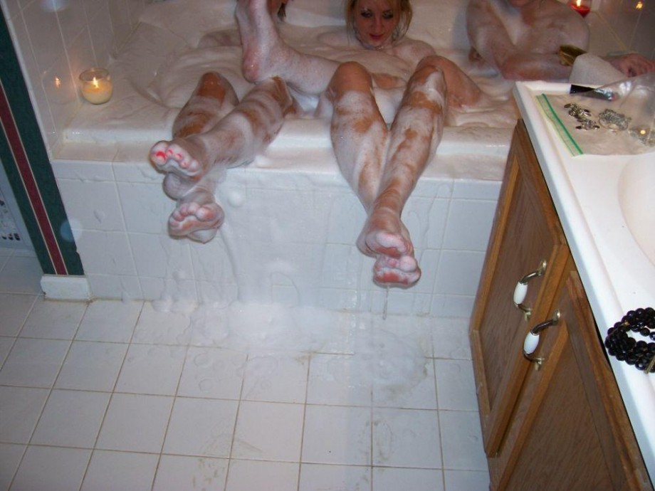 Girls gone wild - group shower 