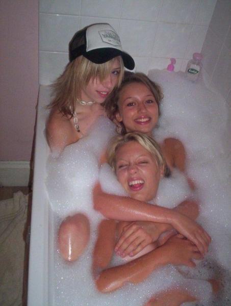 Girls gone wild - group shower 