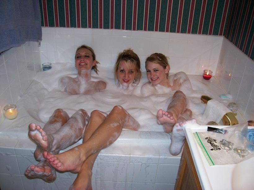 Girls gone wild - group shower 