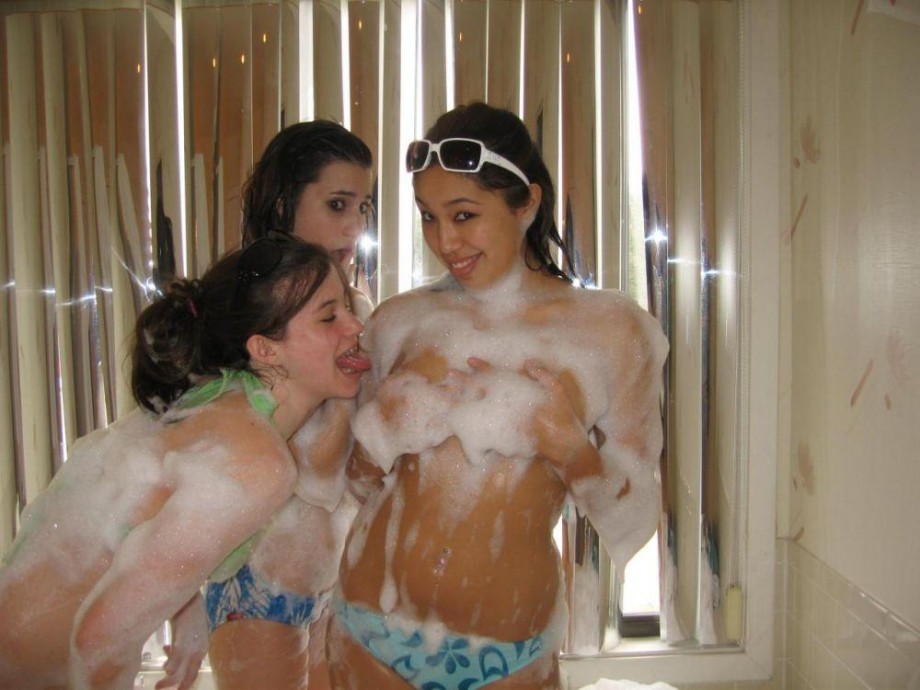 Girls gone wild - group shower 