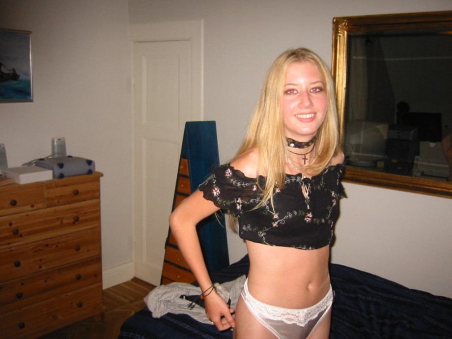 Blodne teen girlfriend naked at home