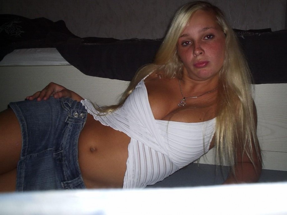 Hot blonde naked teen girlfriend