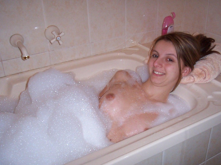 Young amateurs girl in bath no.03 