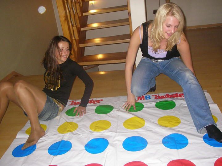 Amateurs girl play sexy twister