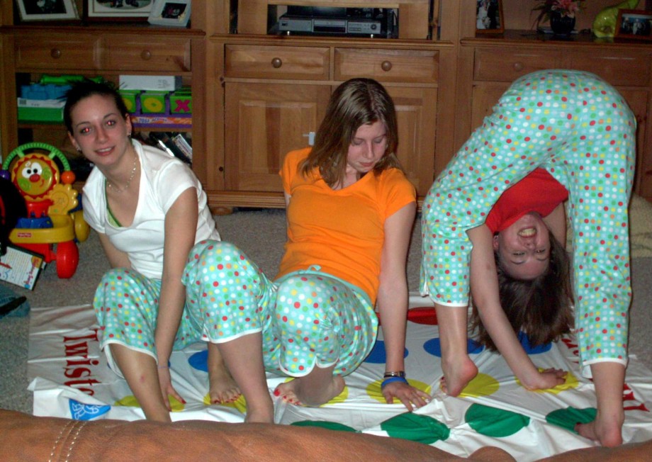 Amateurs girl play sexy twister