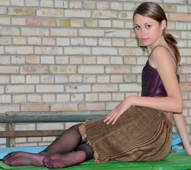Amateurs teen feet in nylon