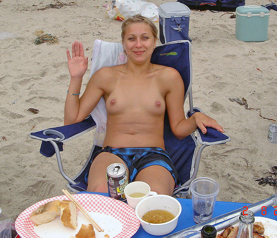 Young amateurs girl on beach - topless pics no.06 