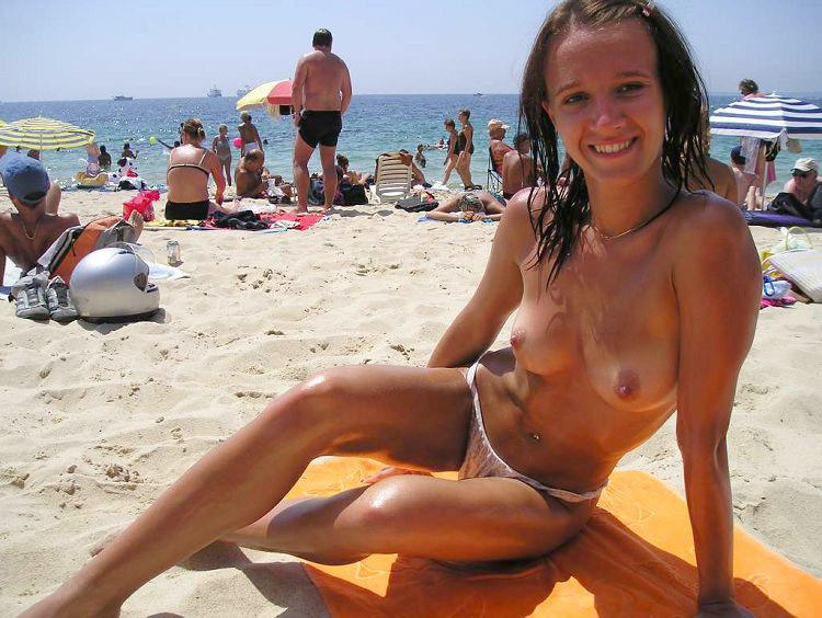 Young amateurs girl on beach - topless pics no.06 