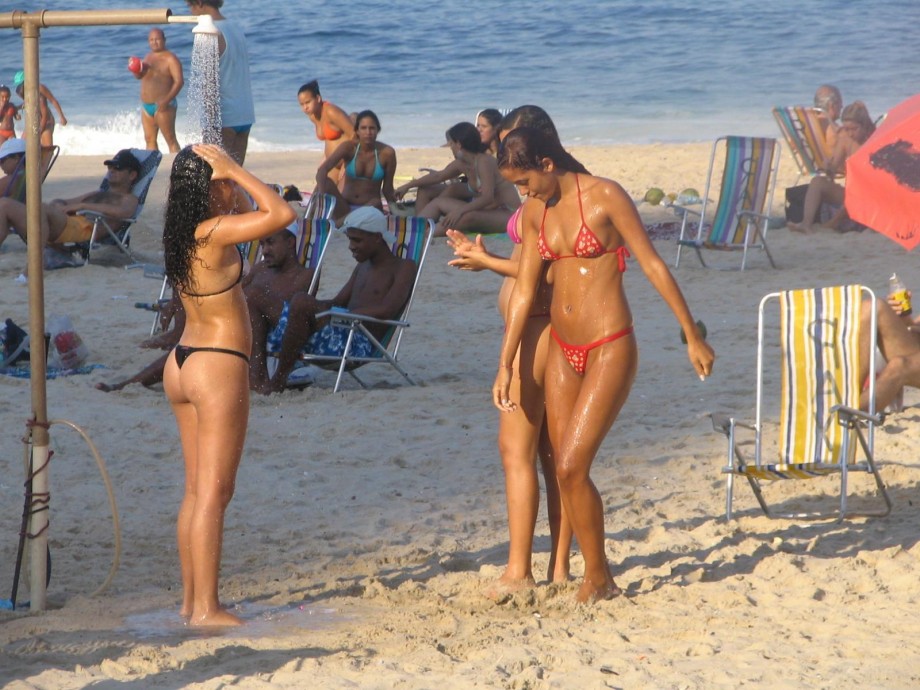 Gorgeous beach bikini candids 