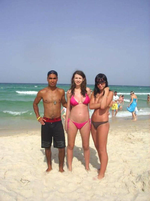 Amateurs young girl at the beach in bikini no.01