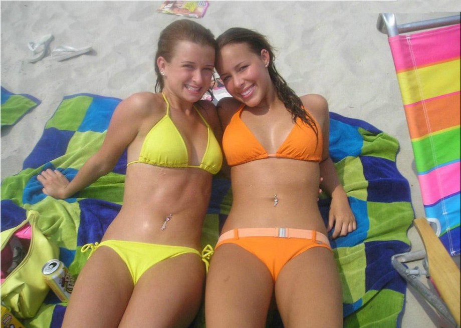 Amateurs young girl at the beach in bikini no.01