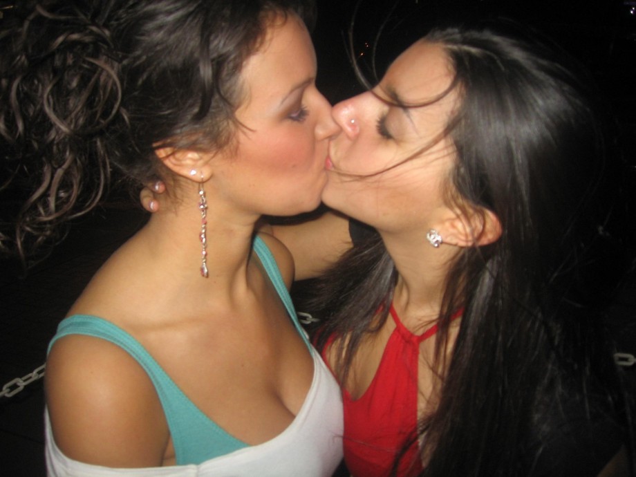 Girls kissing girls 