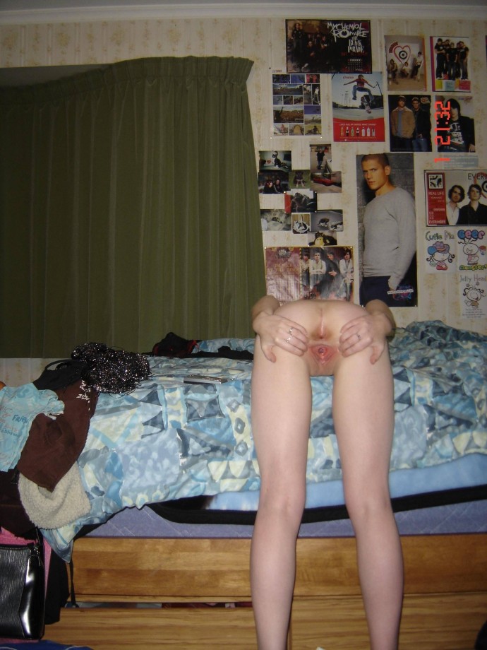 Amateur teen posing 