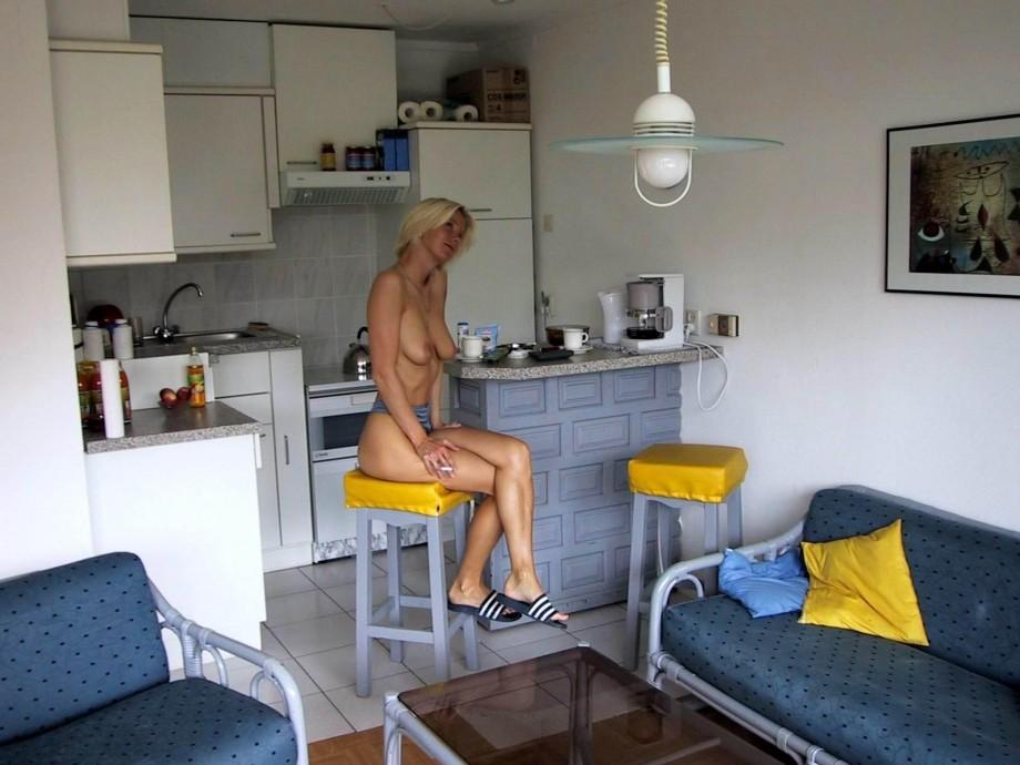 Gorgeous milf wife naked on holiday house