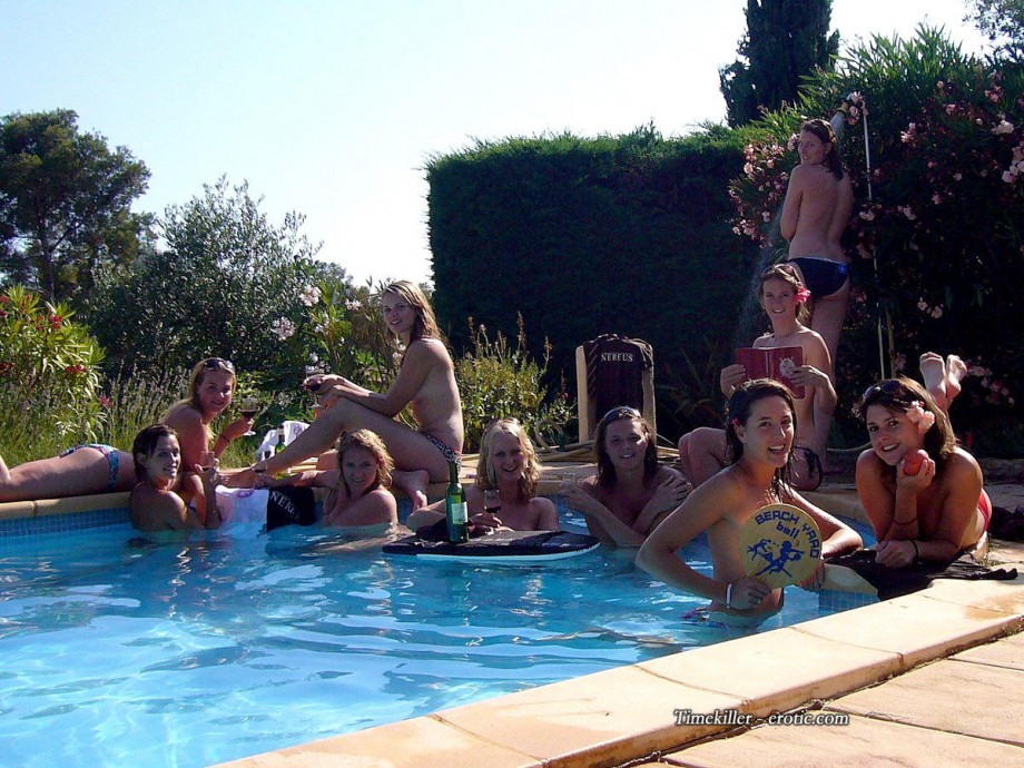 Amateurs young girl and party in a pool 01 