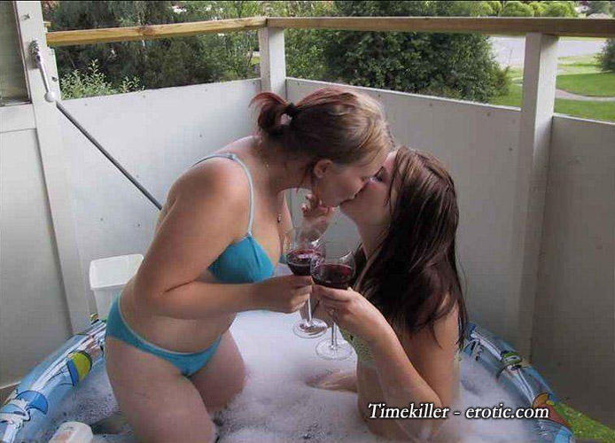 Amateurs young girl and party in a pool 01 