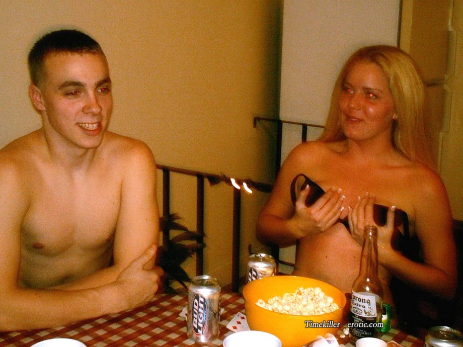 Amateurs girl playing strip poker no.01 