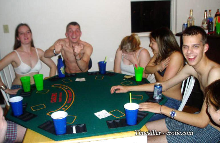 Amateurs girl playing strip poker no.01 