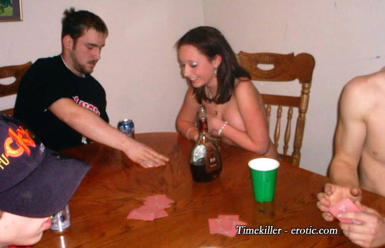 Amateurs girl playing strip poker no.01 