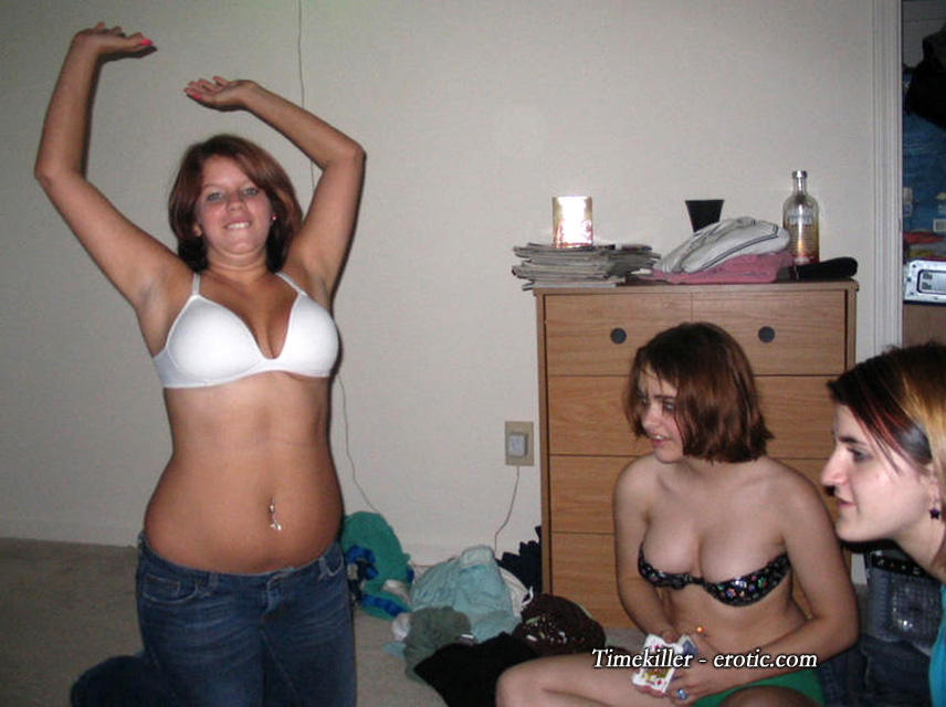 Amateurs girl playing strip poker no.01 