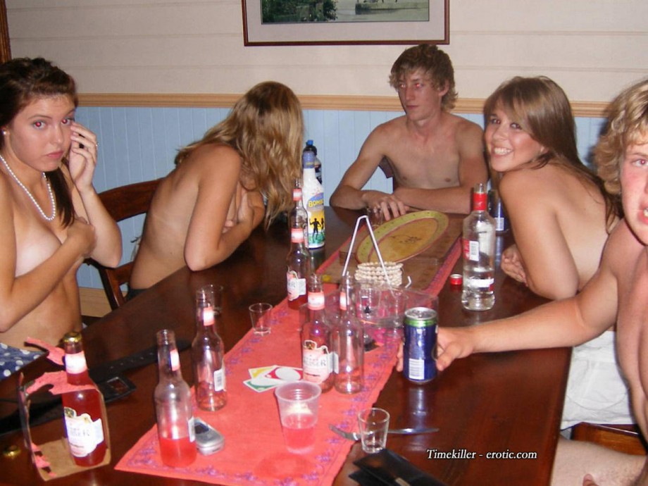 Amateurs girl playing strip poker no.01 