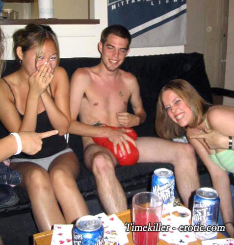 Amateurs girl playing strip poker no.01 