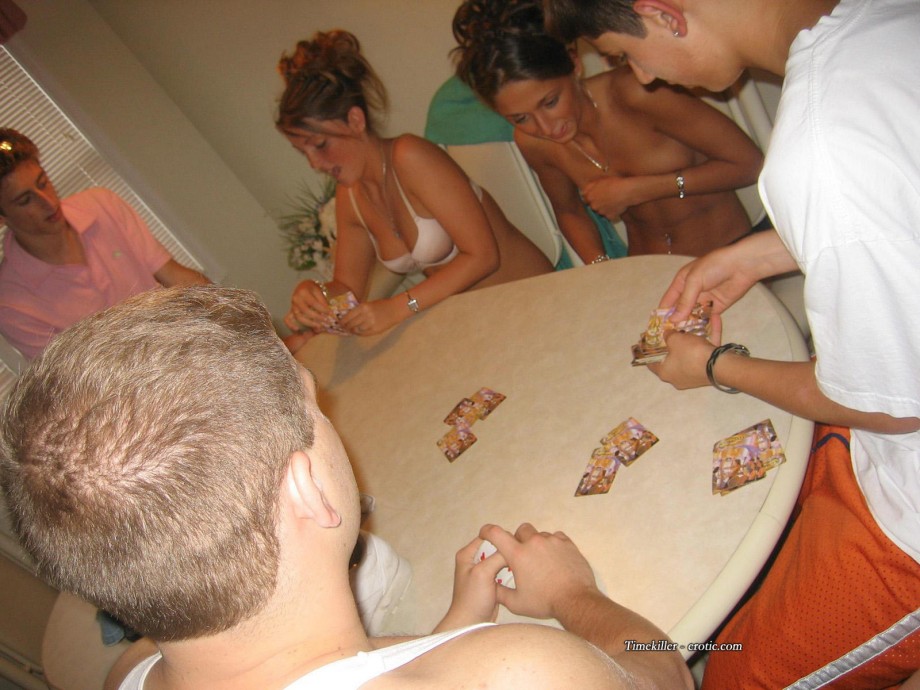 Amateurs girl playing strip poker no.01 