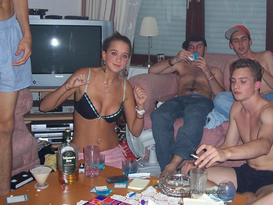 Amateurs girl playing strip poker no.01 