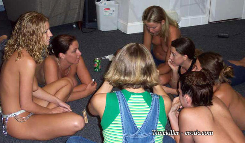 Amateurs girl playing strip poker no.01 