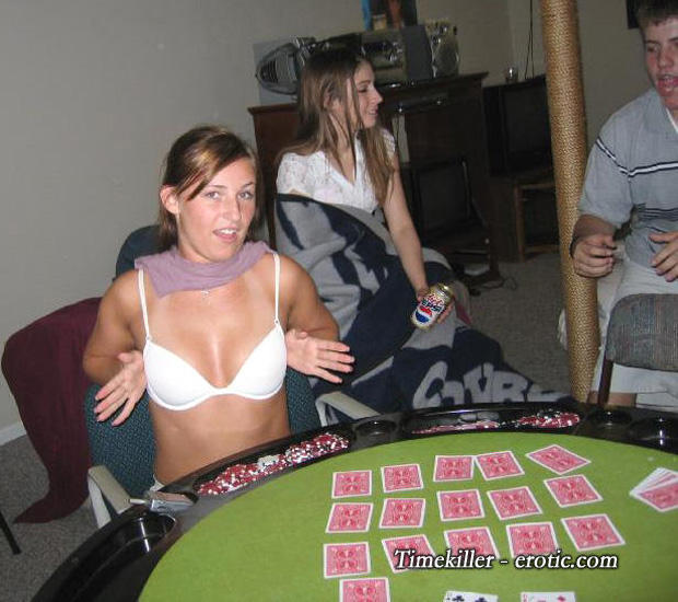 Amateurs girl playing strip poker no.01 