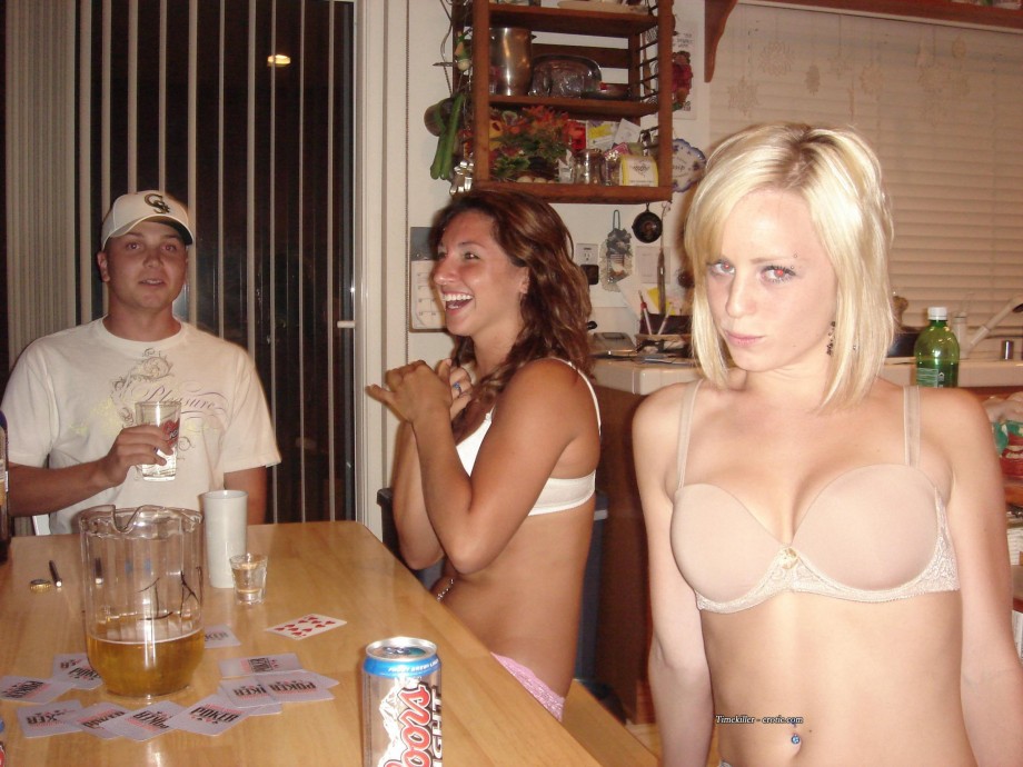 Amateurs girl playing strip poker no.01 