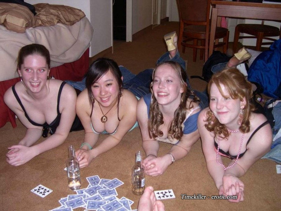 Amateurs girl playing strip poker no.01 